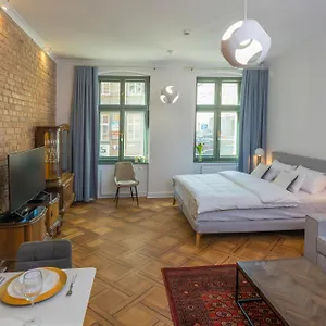 https://provenir-home-strzelecka-25.poznan-hotels.com